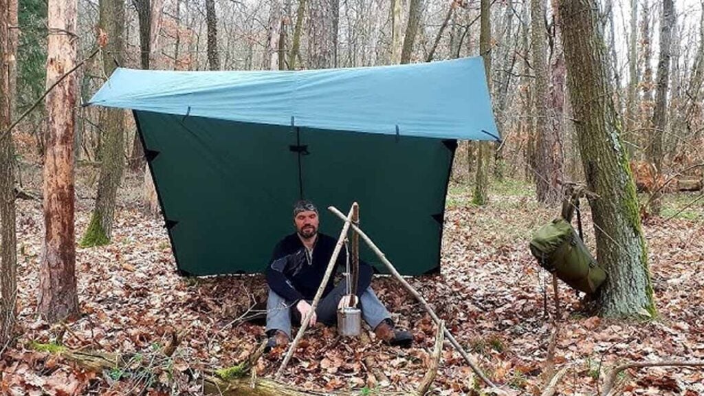 bâche tendue entre deux poteaux