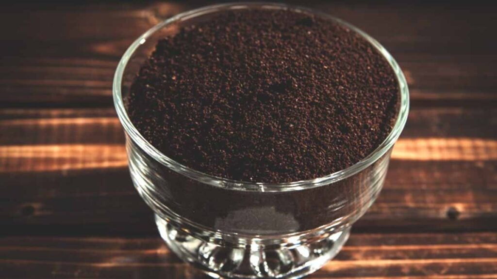 Du vinaigre dans du marc de café